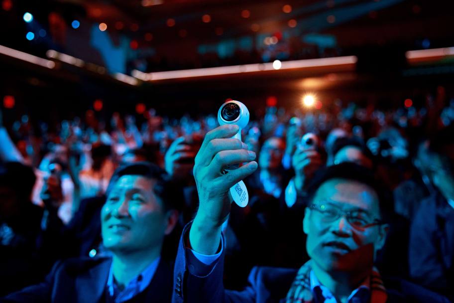 Il pubblico riprende l’Unpacked newyorchese con la nuova camera Gear 360